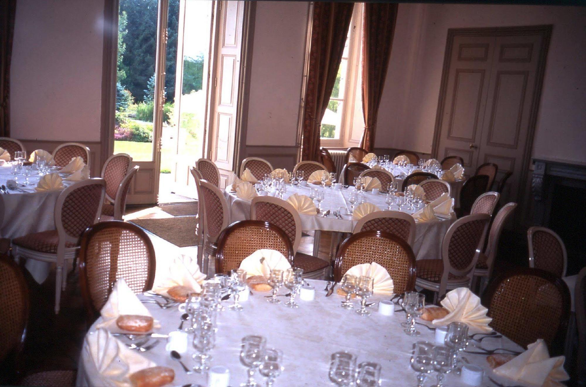 Chateau De La Foltiere Apartment Saint-Germain-en-Cogles ร้านอาหาร รูปภาพ